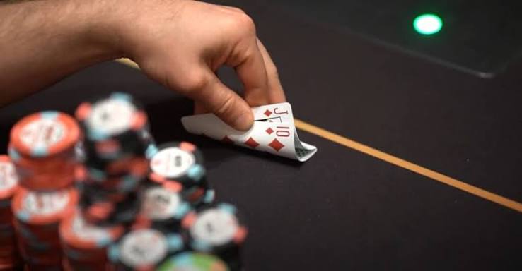 Phân tích các vòng Flop, Turn và River trong một ván Poker